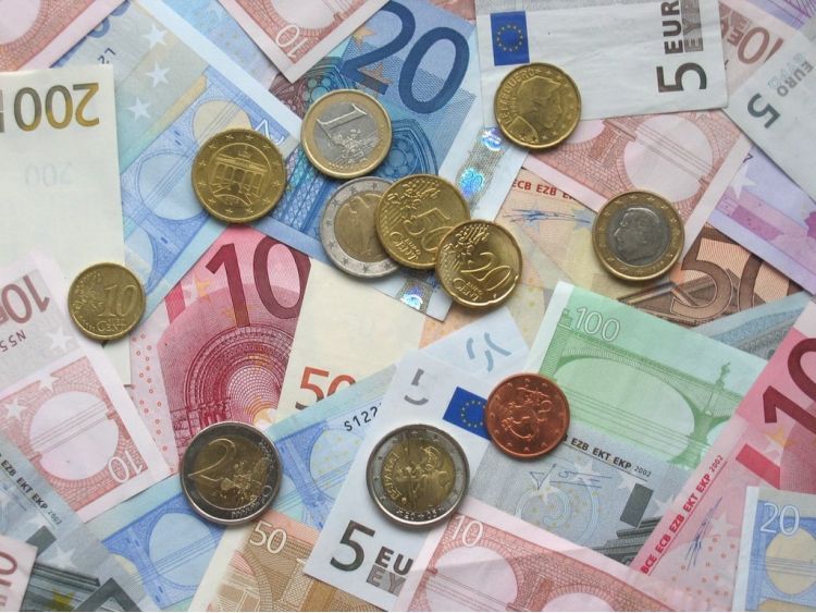 Euro coins and banknotes 1024x768 min be173
